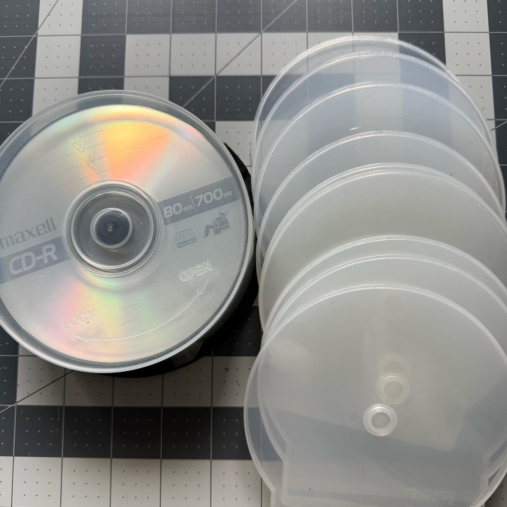 Maxwell CD-R 700MB 25 pack Blank Disks with 10 PAKRITE Plastic Clamshells